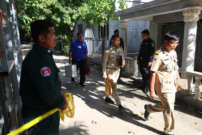 ▲20일(현지시간) 캄보디아 프놈펜 턱틀라 사원에서 현지 범죄조직에 납치돼 피살당한 한국인 대학생 박모 씨의 부검 및 화장절차가 끝난 뒤 현지 법의학자와 경찰을 비롯한 당국자들이 사원을 빠져나가고 있다. (연합뉴스)