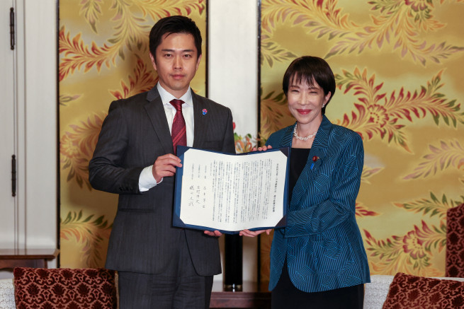 ▲일본 집권 자민당 다카이치 사나에 총재(오른쪽)와 제2야당 일본유신회 요시무라 히로후미 대표가 20일 연정 수립 합의문을 들고 있다. (연합뉴스)