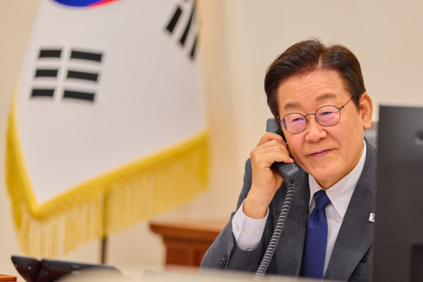 ▲이재명 대통령이 20일 용산 대통령실에서 압델 파타 엘시시 이집트 대통령과 통화하고 있다.  (사진제공=대통령실 )