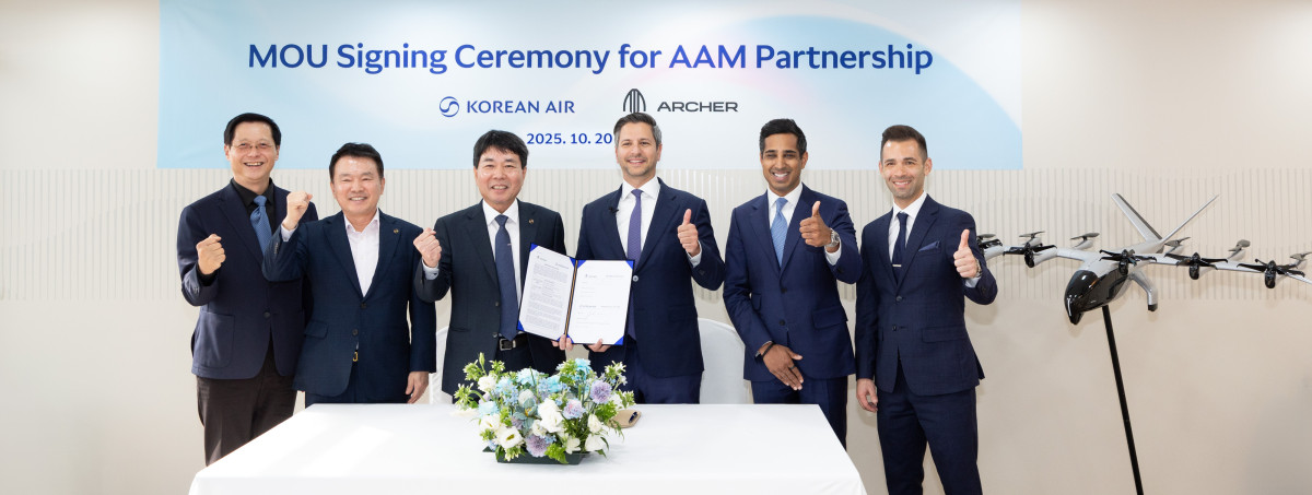 ▲대한항공은 20일 오후 고양시 킨텍스 ‘서울 국제 항공우주 및 방위산업 전시회(ADEX) 2025’ 행사장에서 미국 도심항공교통 선도 기업 아처 에비에이션(Archer Aviation)과 미래항공교통(AAM) 모델 공동 개발을 위한 양해각서(MOU)를 맺었다. 사진은 MOU 서명식에 참석한 임진규 대한항공 항공우주사업본부장(왼쪽에서 세 번째), 유종석 대한항공 안전보건 총괄 겸 오퍼레이션 부문 부사장(왼쪽에서 두 번째), 박희돈 대한항공 경영전략본부장(왼쪽에서 첫 번째), 애덤 골드스타인 아처 에비에이션 최고경영자 (왼쪽에서 네 번째) 등 양사 주요 관계자가 기념사진을 촬영하는 모습. (사진=대한항공)