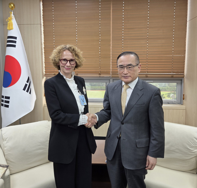 ▲위성락(오른쪽) 국가안보실장이 ‘서울 국제 항공우주 및 방위산업 전시회(ADEX) 2025’를 계기로 방한한 셰케린스카 나토 사무차장과 만나 악수를 하고 있다. (대통령실)