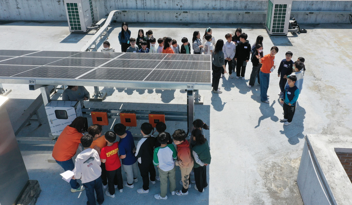 ▲대구 신흥초등학교 학생들이 맑은학교 만들기를 통해 건물 옥상에 설치된 태양광 설비를 살펴보고 있다. (사진제공=한화)