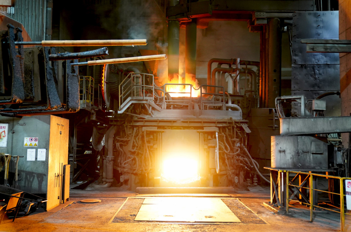 ▲제강공장 내 1600도 60t 전기로에서 고철 용해 작업이 진행되고 있다. (사진제공=세아창원특수강)