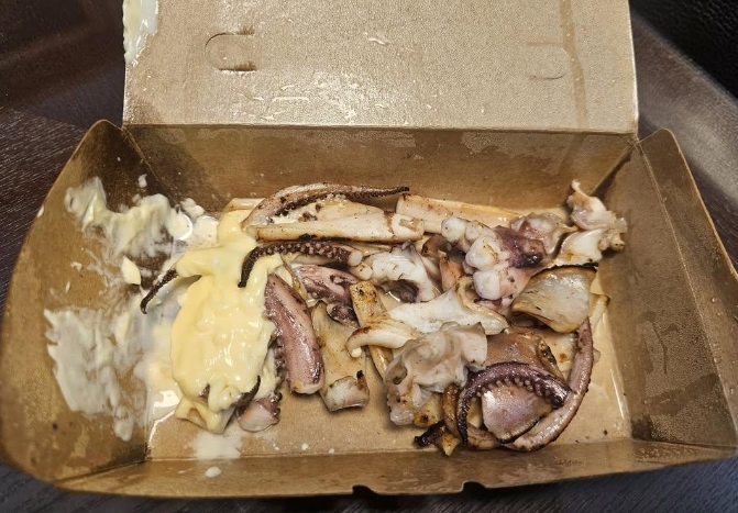 ▲제주도 올레시장에서 판매된 철판오징어가 가격에 비해 양이 적다는 여행객의 제보가 퍼지며 또 다시 '바가지 논란'이 불거졌다.
 (사진제공=온라인 커뮤니티)