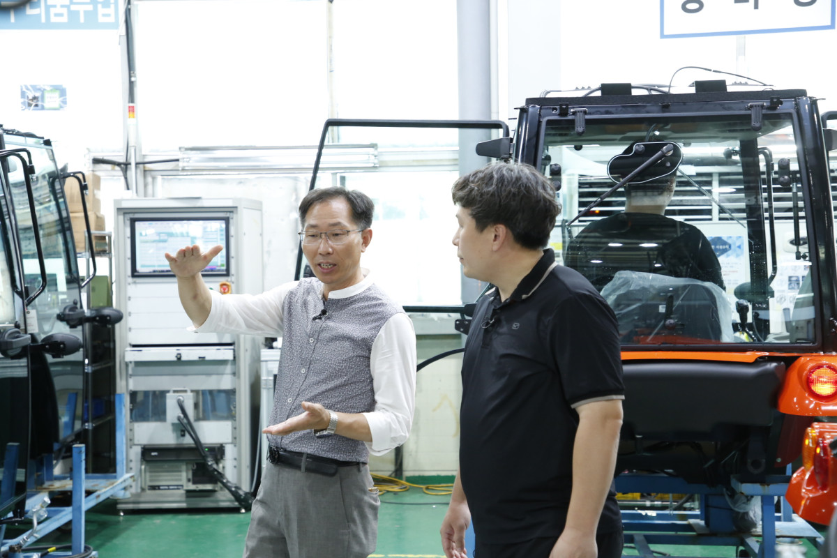 ▲삼성전자 스마트공장 전문위원이 농기계 제조업체 위제스(전북 익산 소재)를 찾아 스마트공장 컨설팅을 진행하고 있다. (자료제공=삼성전자)