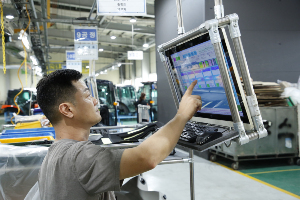 ▲ 농기계 제조업체 위제스(전북 익산 소재) 직원이 관리 시스템을 통해 생산 공정을 제어하고 있다. (자료제공=삼성전자)