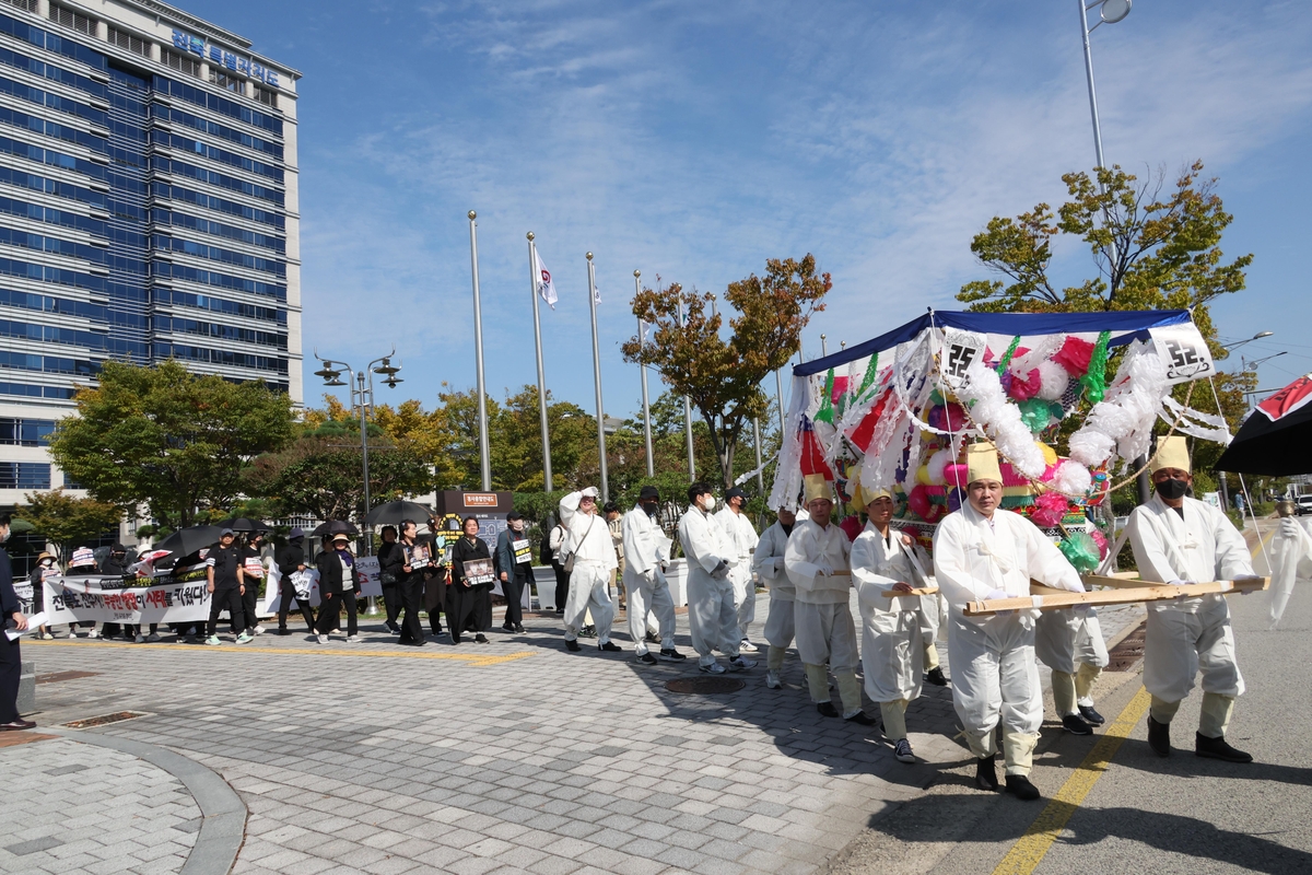 ▲전북도청 앞에서 전주자임추모공원 유가족협의회가 전북도와 전주시의 책임 있는 자세를 촉구하며 상여 시위를 하고 있다. (사진제공=연합뉴스)