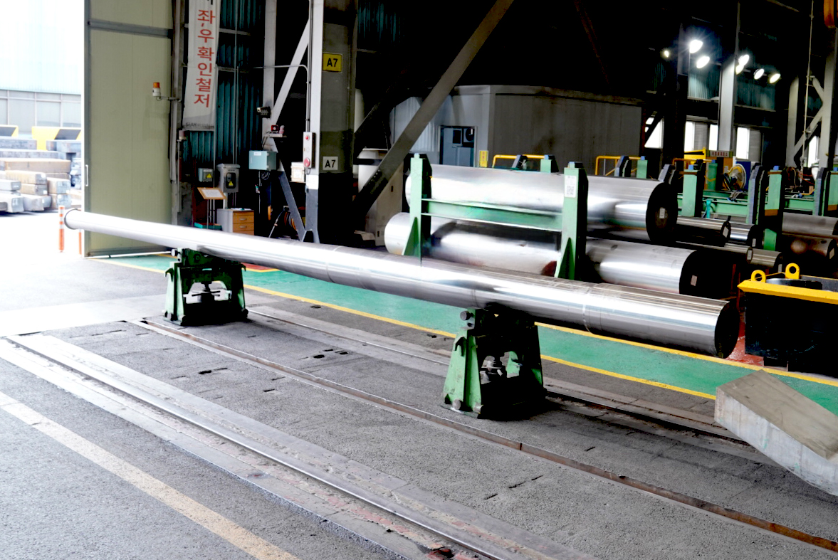 ▲가공 공정까지 완료된 K방산용 포신 제품이 놓여 있다. (사진제공=세아창원특수강)