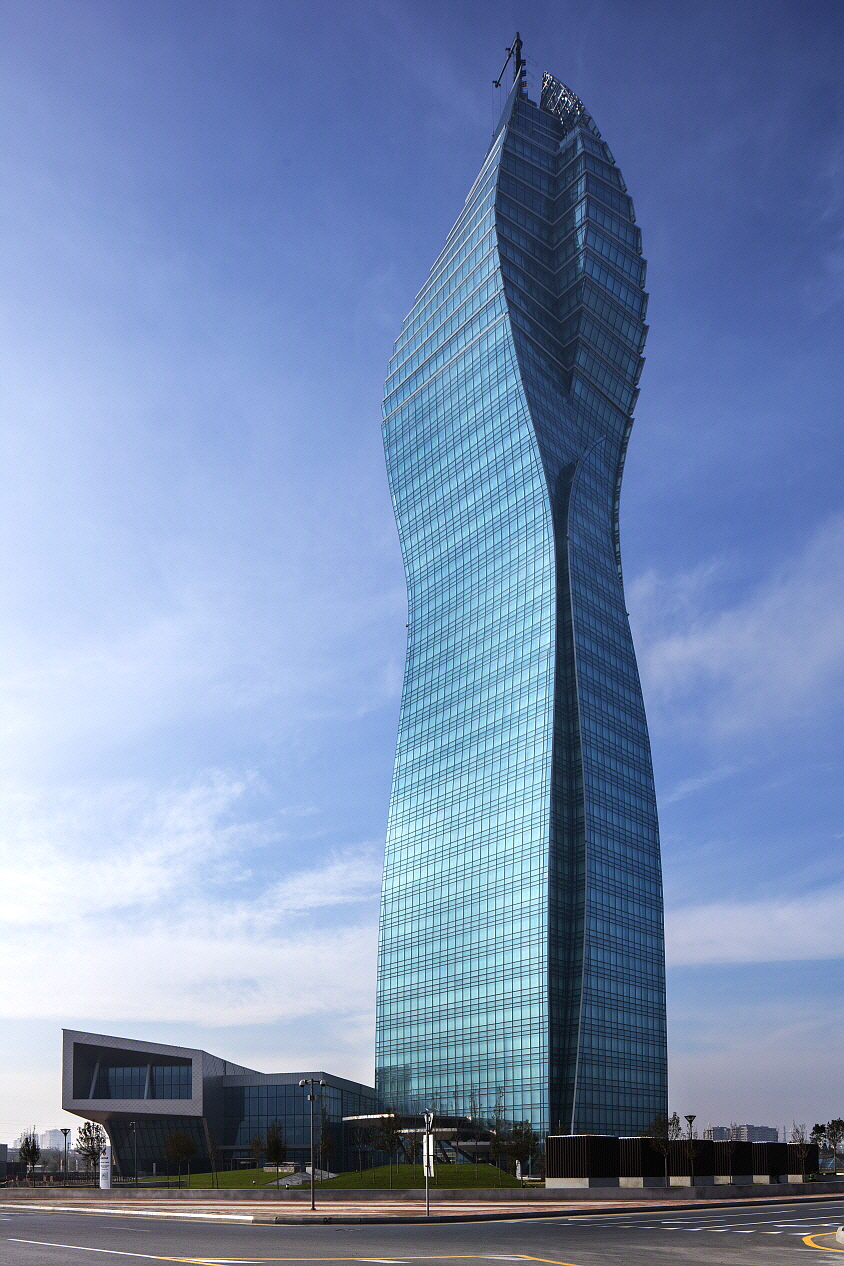▲아제르바이잔 바쿠에 위치한 ‘소카타워(SOCAR Tower)’. (사진제공=희림건축)