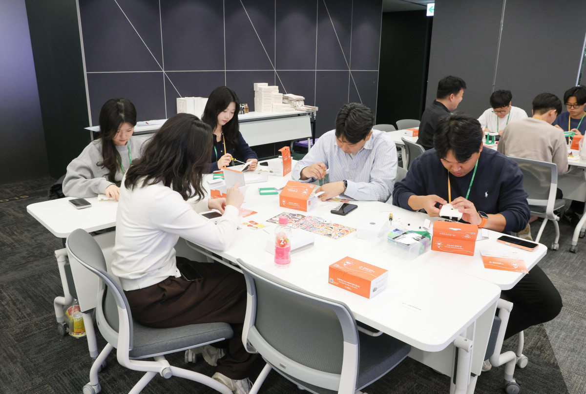 ▲태양광 랜턴 만들기 봉사활동에 참여한 현대엘리베이터 임직원들이 점심시간을 이용해 제품을 조립하고 있다. (현대엘리베이터)