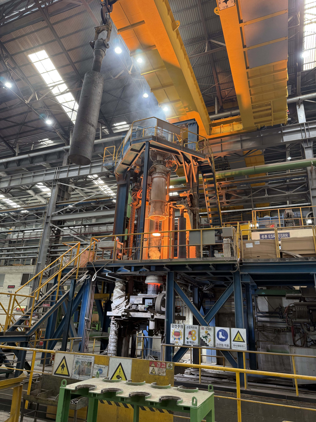 ▲최고 수준의 특수합금 청정도를 위해 불순물을 재차 걸러내는 ESR 공정이 진행되고 있다. (사진제공=세아창원특수강)