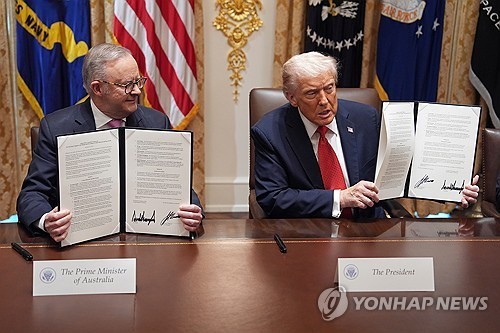 ▲도널드 트럼프 미국 대통령이 20일(현지시간) 백악관에서 앤서니 앨버니즈 호주 총리와의 정상회담을 갖고 '핵심 광물 및 희토류의 안정적 공급망 확보를 위한 미-호주 프레임워크'에 공동 서명했다. (AP/연합뉴스)