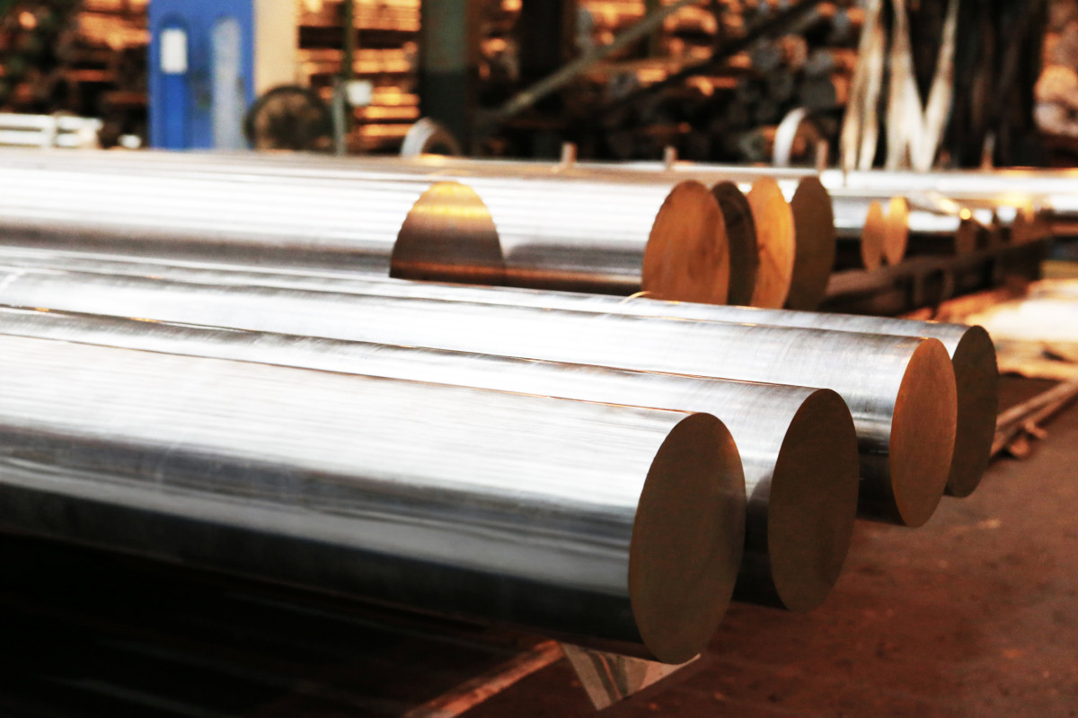 ▲특수제강 공정을 통해 생산된 특수합금 소재가 품질 검사를 위해 적재되어 있다_1 (사진제공=세아제강특수강)