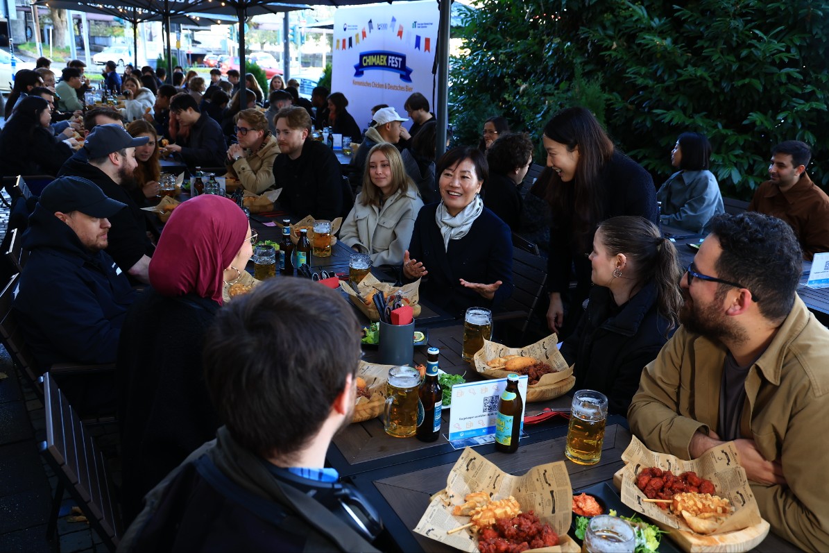 ▲송미령 농림축산식품부 장관이 4~8일 독일 쾰른에서 열린 세계 최대 식품박람회 ‘아누가(Anuga) 2025’에 참석해 부대 일정으로 한식 레스토랑에서 ‘치맥페스트’를 열고 한국식 치킨과 독일 맥주를 함께 즐기는 행사를 진행하고 있다. (사진제공=농림축산식품부)