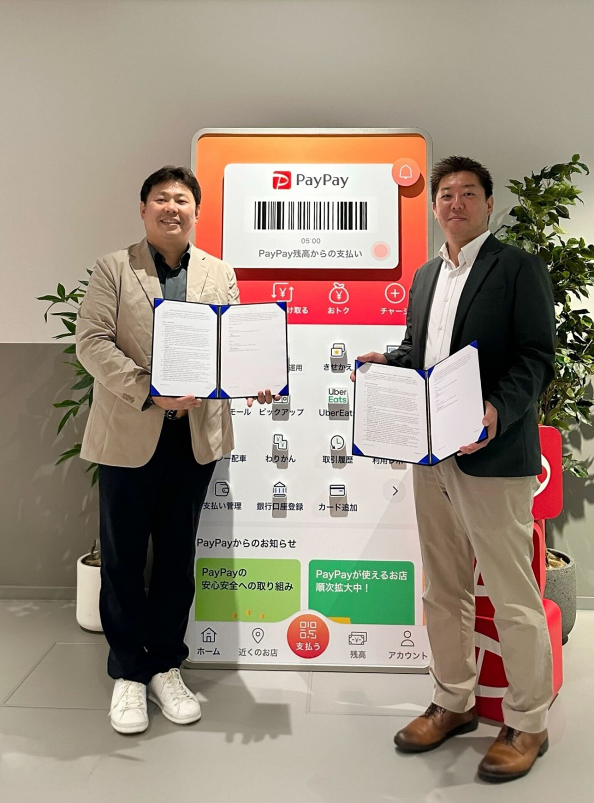 ▲애드팝콘 김흥택 대표(왼쪼)와 페이페이 와타나베 텟페이 포인트솔루션 영업본부장이 도쿄 페이페이 본사에서 제휴를 맺고 있는 모습 (사진제공=애드팝콘)