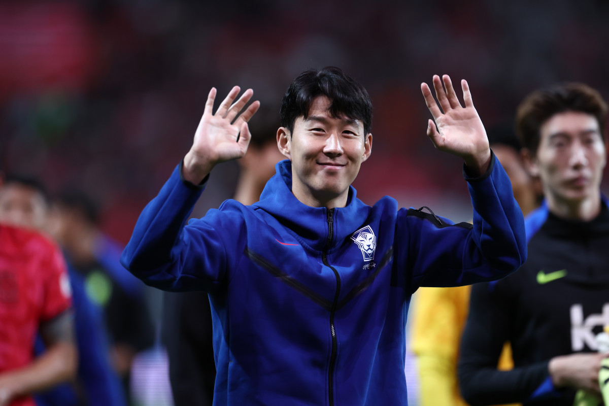 ▲14일 서울 마포구 서울월드컵경기장에서 열린 한국과 파라과이 축구 대표팀의 친선경기 종료 후 손흥민이 관중석을 향해 인사하고 있다. (연합뉴스)