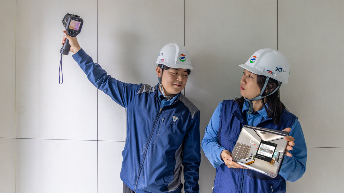 ▲GS건설이 개발한 ‘하자 예방 플랫폼’을 활용해 시공 중인 현장 직원에게 주요 하자 유형에 대해 설명하고 있다. (사진제공=GS건설)