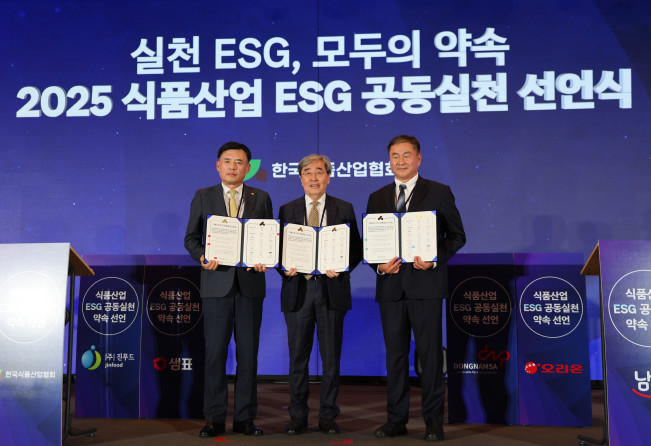 ▲황성만 오뚜기 대표이사, 박진선 한국식품산업협회장, 송승혁 바라 대표이사가 ESG 공동실천 선언문을 들고 기념촬영을 하고 있다. (사진제공=오뚜기)