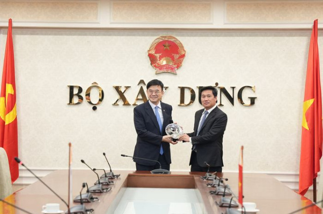 ▲이상경 국토부 1차관(왼쪽)이 응우옌 트엉 번(Nguyen Tuong Van) 베트남 건설부 차관과 면담을 진행 하고 기념 촬영을 하고 있다. (사진제공=국토교통부)