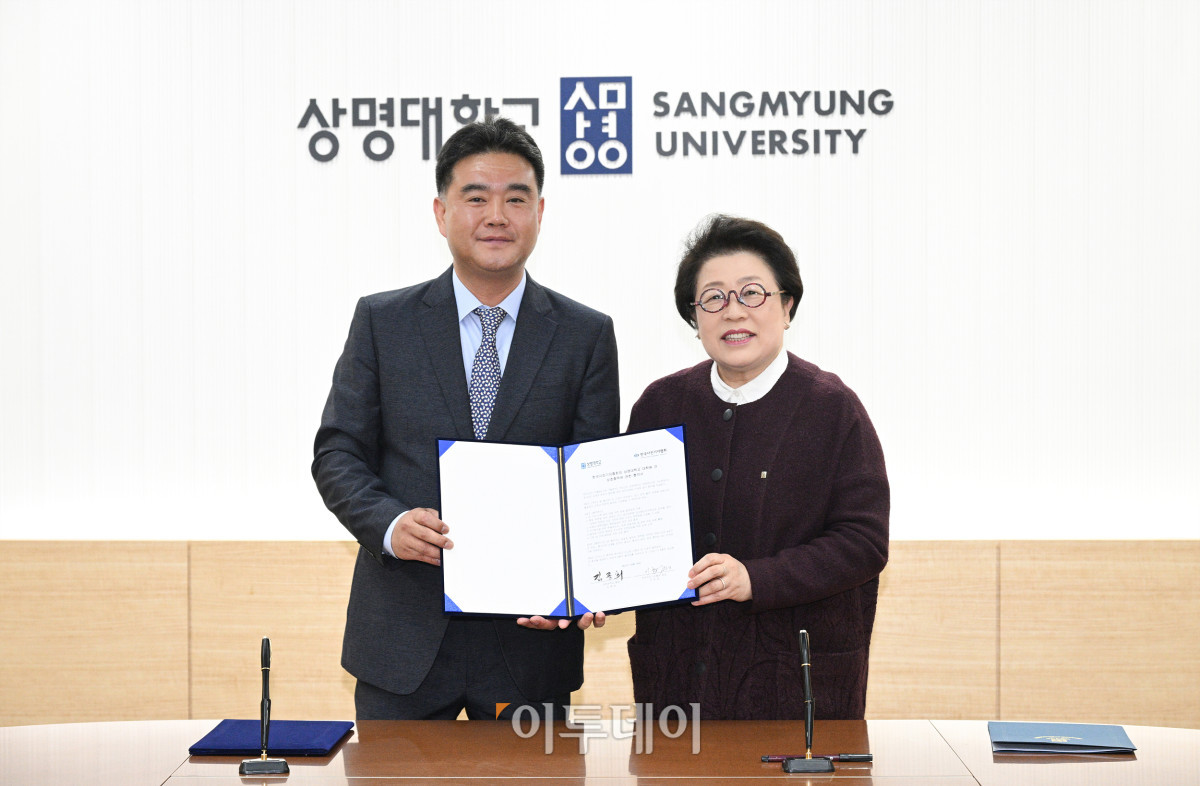 ▲김종희 상명대 총장과 이호재 사진기자협회장이 20일 서울 종로구 상명대 서울캠퍼스에서 기관 간 상호발전을 위한 업무협약을 체결하고 있다. 사진공동취재단