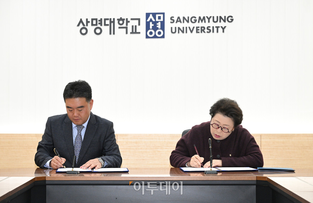 ▲김종희 상명대 총장과 이호재 사진기자협회장이 20일 서울 종로구 상명대 서울캠퍼스에서 기관 간 상호발전을 위한 업무협약을 체결하고 있다. 사진공동취재단