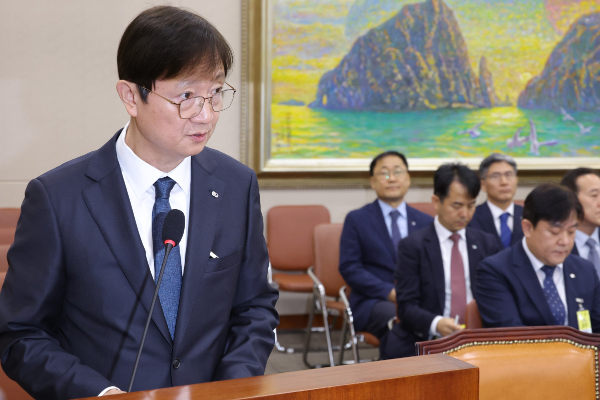 ▲<YONHAP PHOTO-1803> 업무보고 하는 이찬진 금융감독원장    (서울=연합뉴스) 황광모 기자 = 이찬진 금융감독원장을 비롯한 증인들이 21일 국회에서 열린 2025년도 정무위원회 국정감사에서 업무보고를 하고 있다. 2025.10.21    hkmpooh@yna.co.kr/2025-10-21 10:33:15/<저작권자 ⓒ 1980-2025 ㈜연합뉴스. 무단 전재 재배포 금지, AI 학습 및 활용 금지>