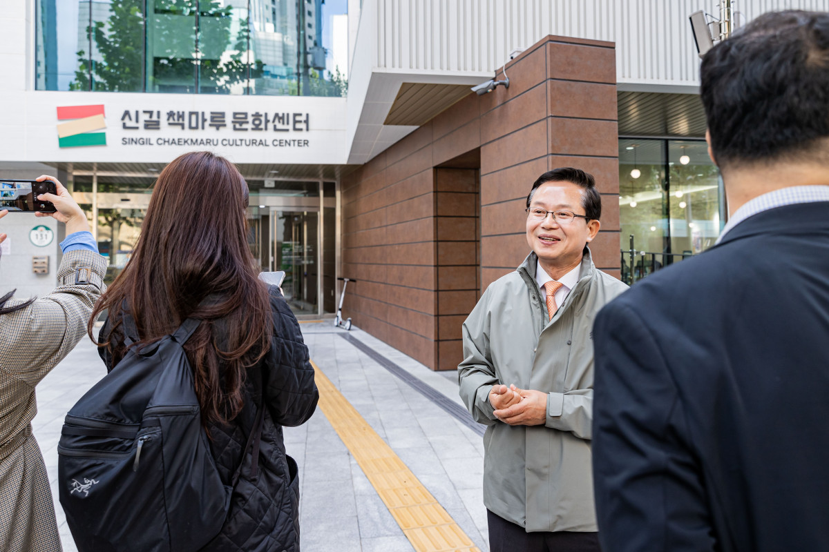 ▲최호권 영등포구청장이 신길 책마루 문화센터 앞에서 센터에 대해 설명하고 있다. (영등포구청)