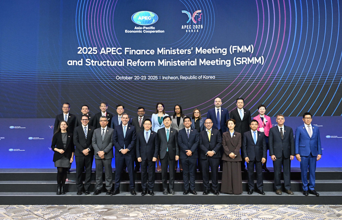 ▲구윤철 부총리 겸 기획재정부 장관이 21일 인천 중구 인스파이어 리조트에서 열린 ‘2025 APEC 재무장관회의·구조개혁장관회의’ 본회의에서 각국 재무장관 등 참석자들과 기념촬영을 하고 있다. 신태현 기자 holjjak@