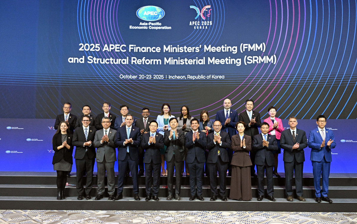 ▲구윤철 부총리 겸 기획재정부 장관이 21일 인천 중구 인스파이어 리조트에서 열린 ‘2025 APEC 재무장관회의·구조개혁장관회의’ 본회의에서 각국 재무장관 등 참석자들과 기념촬영을 하고 있다. 신태현 기자 holjjak@
