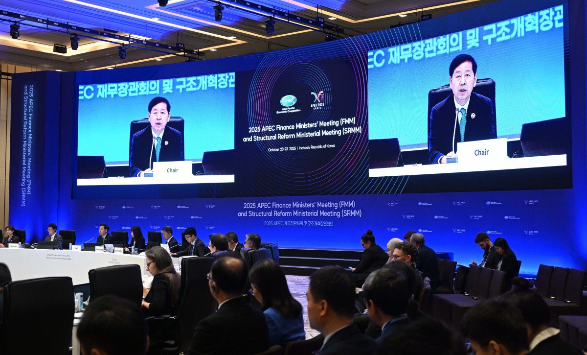 ▲구윤철 부총리 겸 기획재정부 장관이 21일 인천 중구 인스파이어 리조트에서 열린 ‘2025 APEC 재무장관회의·구조개혁장관회의’ 본회의에서 개회사를 하고 있다. 신태현 기자 holjjak@