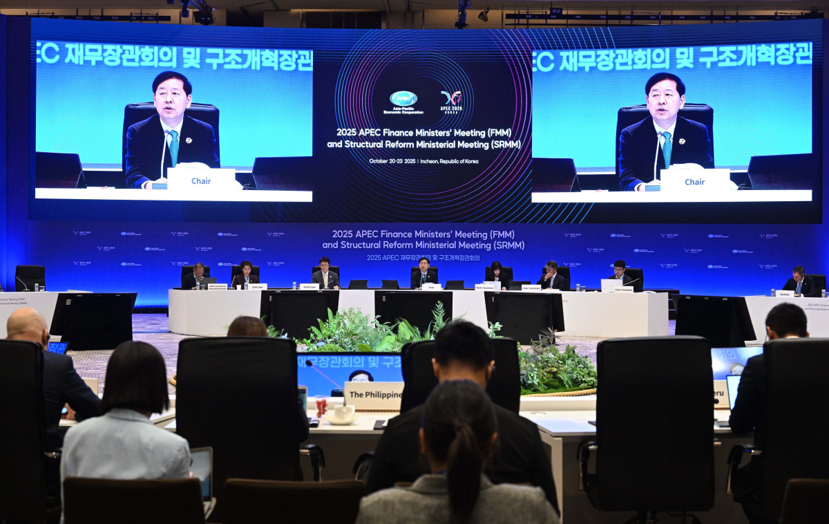 ▲구윤철 부총리 겸 기획재정부 장관이 21일 인천 중구 인스파이어 리조트에서 열린 ‘2025 APEC 재무장관회의·구조개혁장관회의’ 본회의에서 개회사를 하고 있다. 신태현 기자 holjjak@