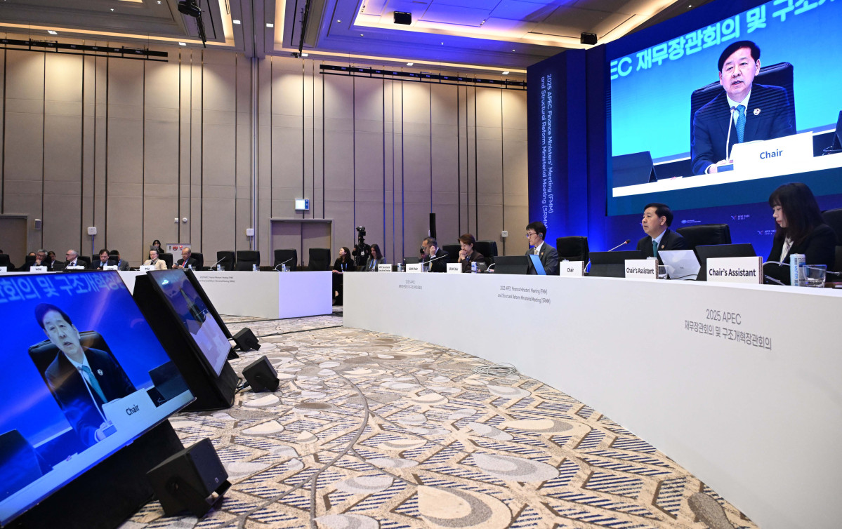 ▲구윤철 부총리 겸 기획재정부 장관이 21일 인천 중구 인스파이어 리조트에서 열린 ‘2025 APEC 재무장관회의·구조개혁장관회의’ 본회의에서 개회사를 하고 있다. 신태현 기자 holjjak@