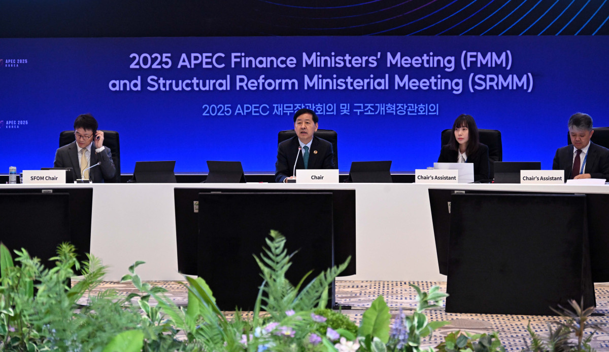 ▲구윤철 부총리 겸 기획재정부 장관이 21일 인천 중구 인스파이어 리조트에서 열린 ‘2025 APEC 재무장관회의·구조개혁장관회의’ 본회의에서 개회사를 하고 있다. 신태현 기자 holjjak@