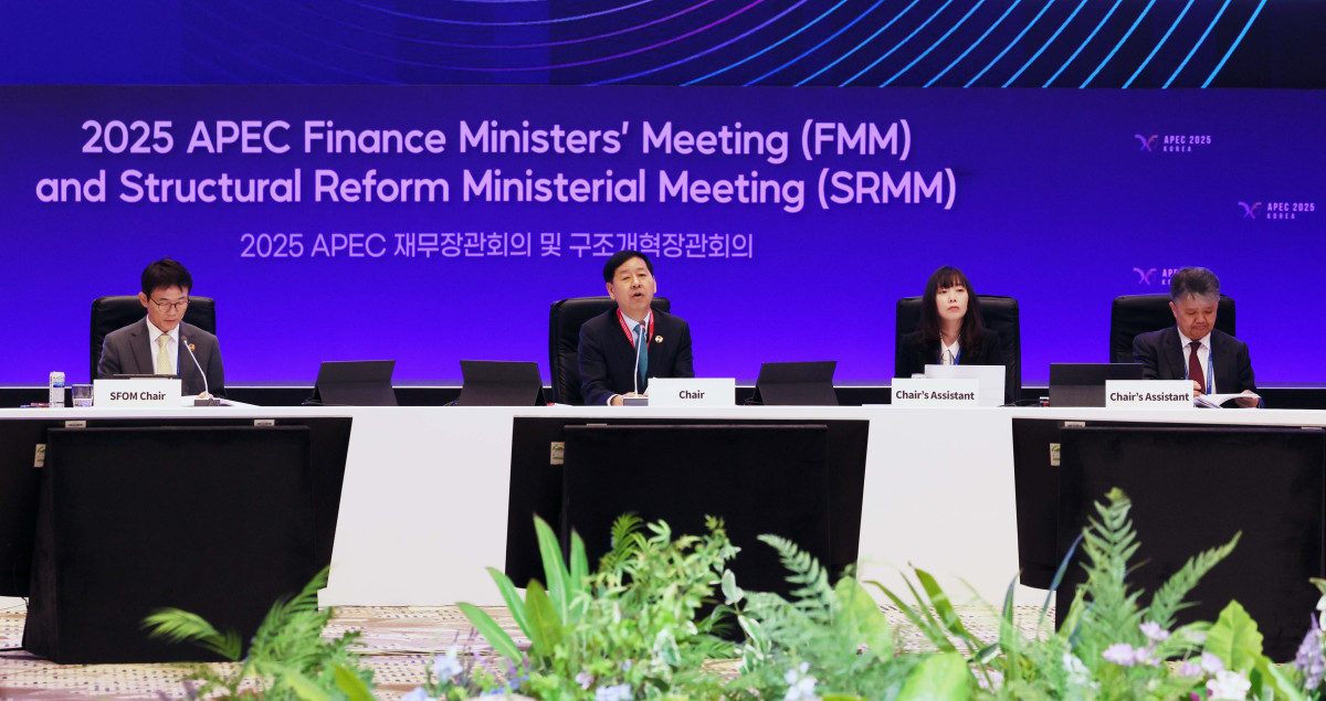 ▲구윤철 부총리 겸 기획재정부 장관이 21일 인천 중구 인스파이어 리조트에서 열린 ‘2025 APEC 재무장관회의·구조개혁장관회의’ 본회의에서 개회사를 하고 있다. 신태현 기자 holjjak@