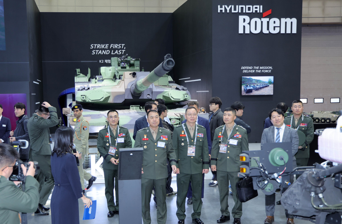 ▲20일 경기도 고양시 킨텍스에서 열린 서울 국제 항공우주 및 방위산업 전시회(ADEX) 개막식에서 주일석 해병대사령관 등 관계자들이 첨단 무기들을 둘러보고 있다.   (연합뉴스)