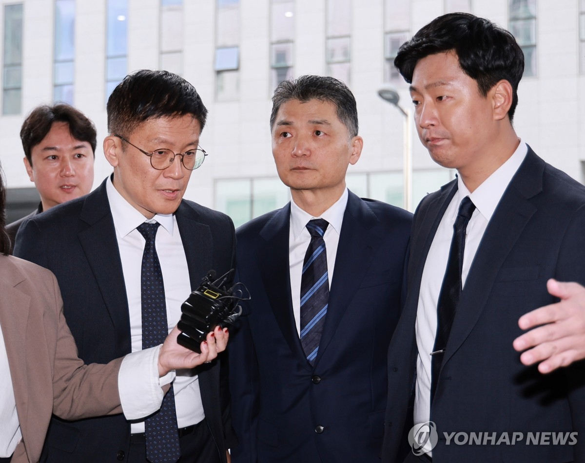 ▲SM 엔터테인먼트 시세 조종 공모 의혹을 받는 카카오 창업자 김범수 경영쇄신위원장이 21일 양천구 서울남부지방법원에서 열린 1심 선고 공판에 출석하고 있다. (연합뉴스)