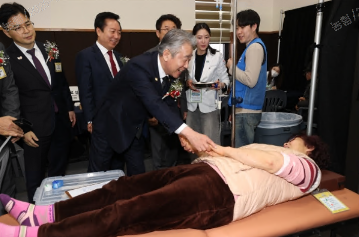 ▲강호동 농협중앙회장이 2월 25일 경북 안동 농촌 왕진버스를 찾아 농업인을 위로하고 있다. (사진제공=농협중앙회)