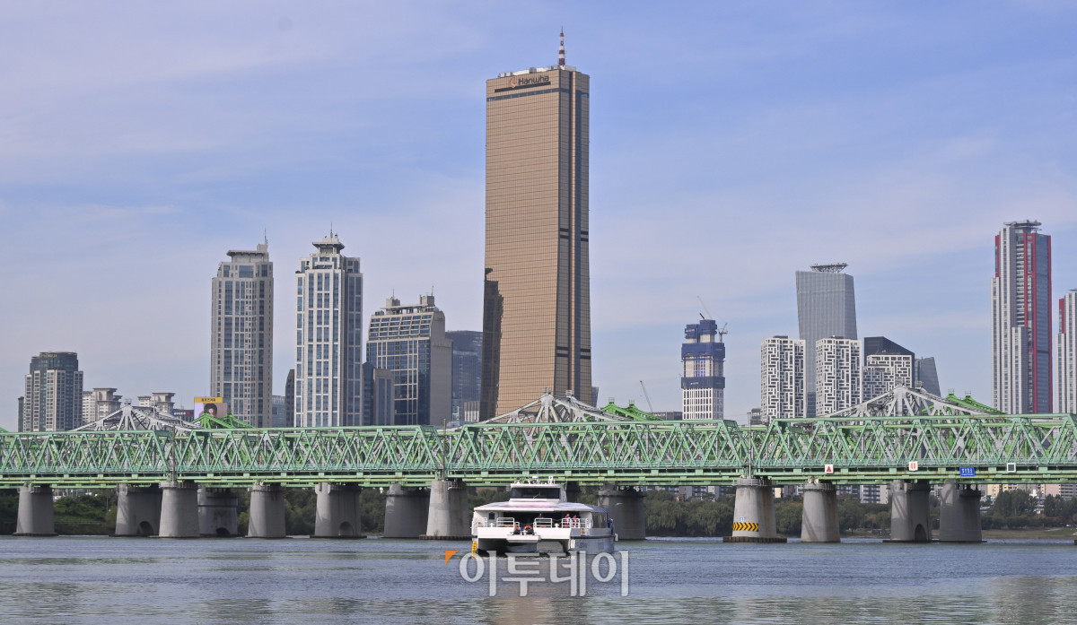 ▲서울 용산구 노들섬에 오세훈 서울시장과 토마스 헤더윅 건축가가 탑승한 한강버스가 노들섬 유람선 선착장에 도착하고 있다. (조현호 기자 hyunho@)