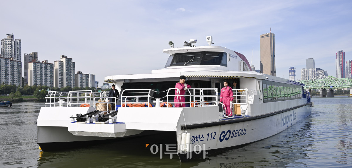 ▲ 노들 글로벌 예술섬 착공식이 열린 21일 서울 용산구 노들섬에 오세훈 서울시장과 토마스 헤더윅 건축가가 탑승한 한강버스가 노들섬 유람선 선착장에 도착하고 있다. 조현호 기자 hyunho@ (이투데이 DB)