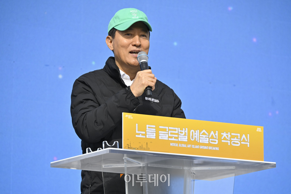▲오세훈 서울시장이 21일 서울 용산구 노들섬에서 열린 노들 글로벌 예술섬 착공식에서 기념사를 하고 있다. 조현호 기자 hyunho@