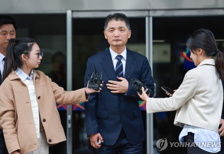 ▲SM엔터테인먼트 시세 조종 공모 의혹을 받는 카카오 창업자 김범수 경영쇄신위원장이 21일 양천구 서울남부지방법원에서 열린 1심 선고공판을 마친 뒤 법원을 떠나고 있다. (사진제공=연합)