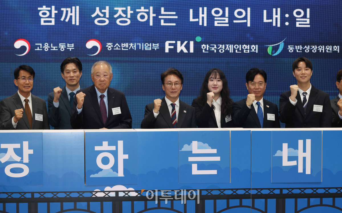 ▲김민석(왼쪽 네 번째) 국무총리와 류진(왼쪽 세 번째) 한국경제인협회장 등 참석자들이 21일 서울 강서구 코엑스마곡에서 열린 2025 민관합동 상생협력 채용박람회 개막식에서 기념촬영을 하고 있다. 청사시진기자단