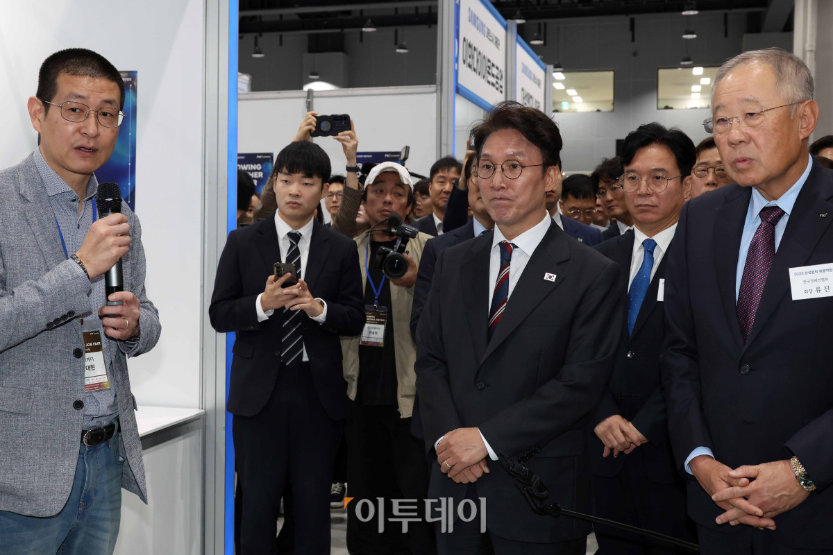 ▲김민석(오른쪽 세 번째) 국무총리가 21일 서울 강서구 코엑스마곡에서 열린 2025 민관합동 상생협력 채용박람회에 참석해 부스를 돌아보고 있다. 오른쪽 류진 한국경제인협회장. 청사시진기자단