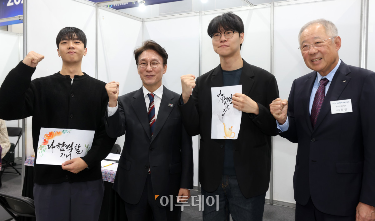 ▲김민석(왼쪽 두 번째) 국무총리가 21일 서울 강서구 코엑스마곡에서 열린 2025 민관합동 상생협력 채용박람회에서 구직자들에게 응원 메시지 선물 뒤 류진 한국경제인협회장과 함께 기념촬영을 하고 있다. 청사사진기자단