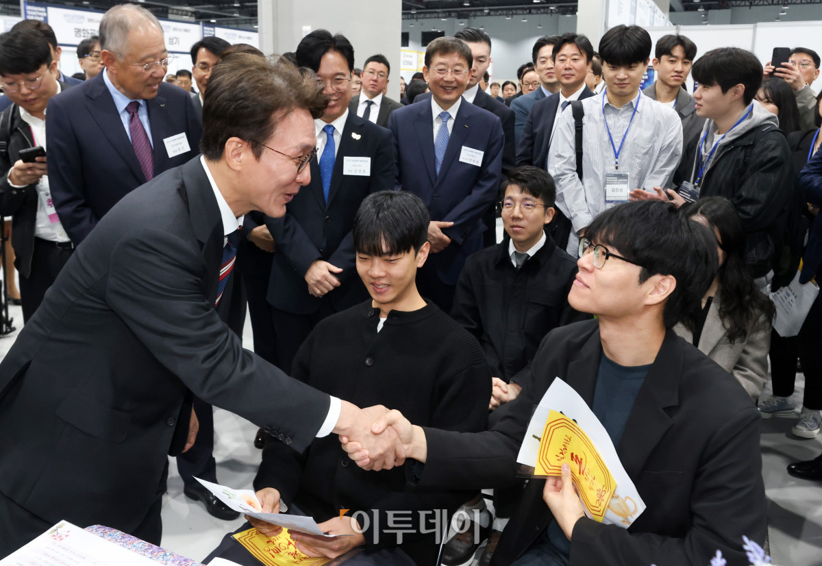 ▲김민석 국무총리가 21일 서울 강서구 코엑스마곡에서 열린 2025 민관합동 상생협력 채용박람회에서 구직자들을 격려하고 있다. 청사사진기자단