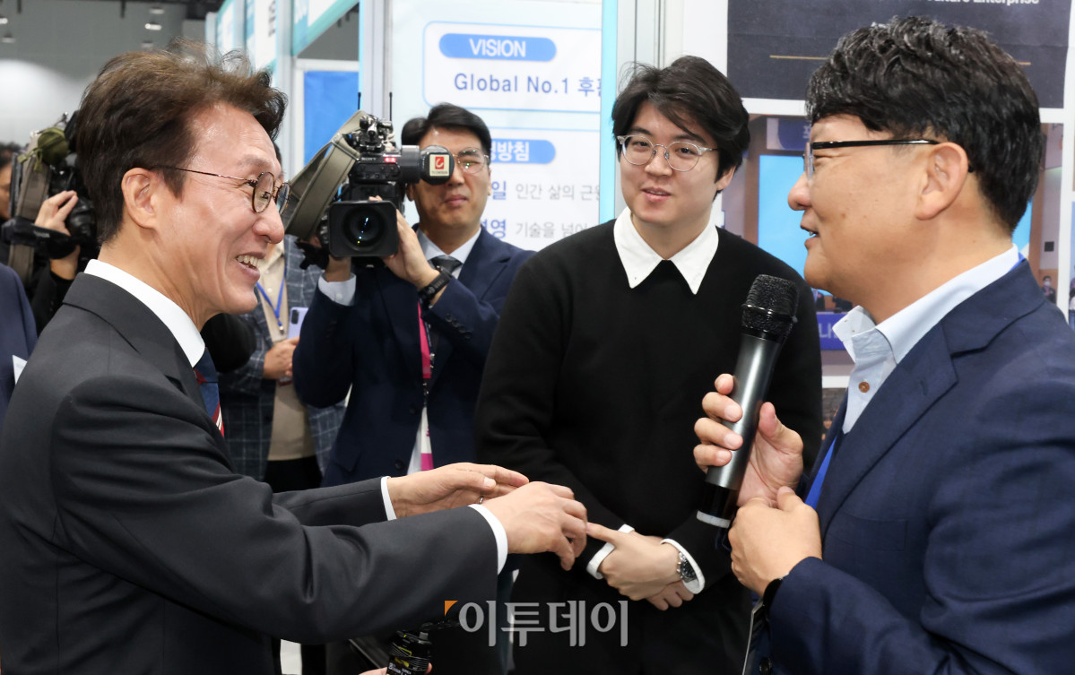 ▲김민석 국무총리가 21일 서울 강서구 코엑스마곡에서 열린 2025 민관합동 상생협력 채용박람회에서 구직자 및 채용담당자와 대화를 나누고 있다. 청사사진기자단