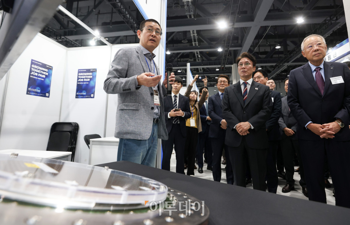 ▲김민석 국무총리와 류진 한국경제인협회장 등 참석자들이 21일 서울 강서구 코엑스마곡에서 열린 2025 민관합동 상생협력 채용박람회에서 부스를 둘러보고 있다. 청사사진기자단