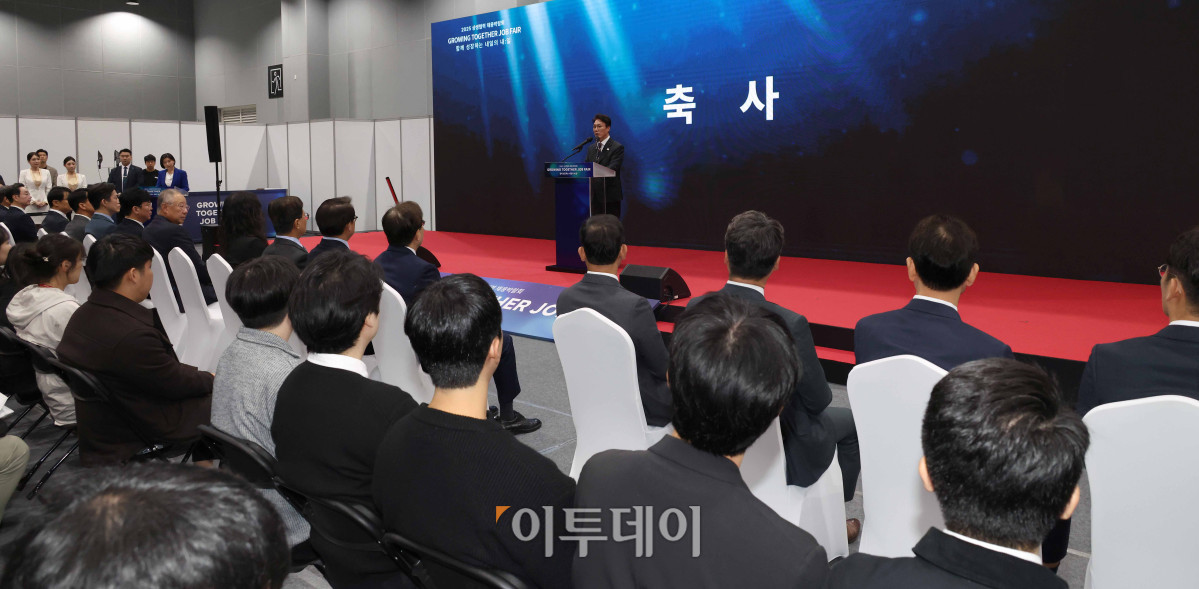 ▲김민석 국무총리가 21일 서울 강서구 코엑스마곡에서 열린 2025 민관합동 상생협력 채용박람회 개막식에서 축사를 하고 있다. 청사사진기자단