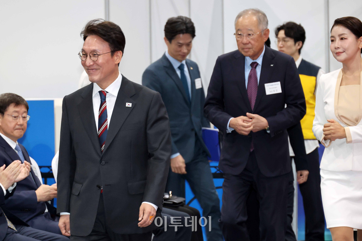 ▲김민석(왼쪽) 국무총리와 류진 한국경제인협회장이 21일 서울 강서구 코엑스 마곡에서 열린 2025 민관합동 상생협력 채용박람회 개막식에 참석하고 있다. 청사사진기자단