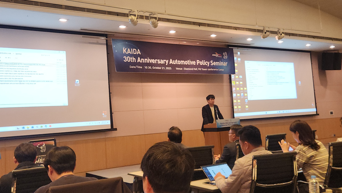 ▲유민상 오토노머스에이투지(A2Z) 상무가  서울 여의도 FKI타워에서 열린 ‘한국수입자동차협회(KAIDA) 창립 30주년 자동차 정책 세미나’에서 발표하고 있다.  김채빈 기자 chaebi@